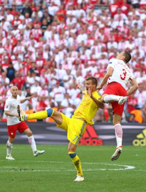 Marseille, Fransa - 21 Haziran 2016: Andriy Yarmolenko Ukrayna (L) Stade Velodrome Marseille onların Uefa Euro 2016 oyun sırasında Polonya ile Artur Jedrzejczyk bir top için savaşır. Polonya 1-0 kazandı
