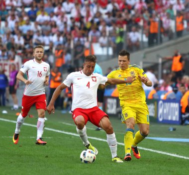 Marseille, Fransa - 21 Haziran 2016: Thiago Cionek Polonya (L) kavgalar bir top Yevhen Konoplyanka Stade Velodrome Marsilya, Fransa kendi Uefa Euro 2016 oyun sırasında Ukrayna ile