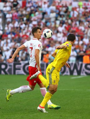 Marseille, Fransa - 21 Haziran 2016: Arkadiusz Milik Polonya (L) bir top Stade Velodrome Marsilya, Fransa, Ukrayna maçında Uefa Euro 2016 sırasında denetler. Polonya 1-0 kazandı