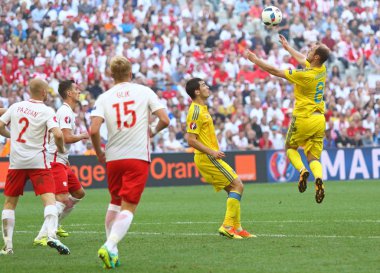 Marseille, Fransa - 21 Haziran 2016: Roma Zozulya Ukraine (R), Stade Velodrome Marsilya, Fransa, Polonya karşı Uefa Euro 2016 oyun sırasında top alır. Polonya 1-0 kazandı