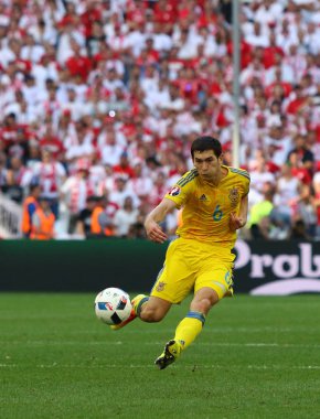 Marseille, Fransa - 21 Haziran 2016: Taras Stepanenko Ukrayna bir top Stade Velodrome Marsilya, Fransa, Polonya karşı Uefa Euro 2016 oyun sırasında başladı. Polonya 1-0 kazandı