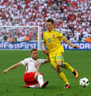 Marseille, Fransa - 21 Haziran 2016: Jakub Blaszczykowski, Polonya (L) Stade Velodrome onların Uefa Euro 2016 oyun sırasında Ukrayna ile Yevhen Konoplyanka bir top için savaşır. Polonya 1-0 kazandı