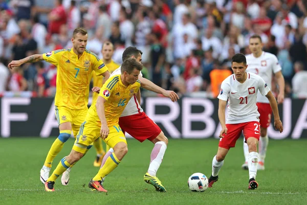 2016年6月21日 乌克兰语 在黄色 和波兰球员为球战斗在他们的 Uefa 欧洲2016比赛在马赛的维洛德罗姆体育场 波兰赢得1 — 图库照片