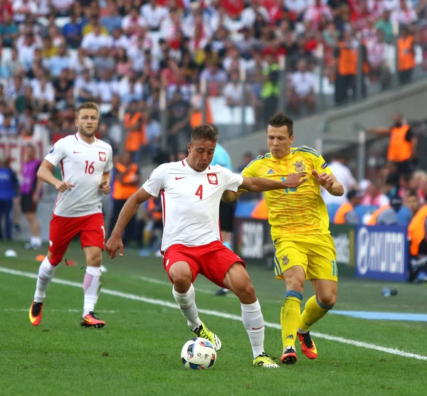 Marsylia Francja Czerwca 2016 Thiago Cionek Polska Walczy Piłkę Jewhen — Zdjęcie stockowe
