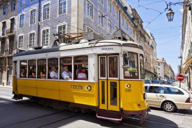 Lisbon, Portekiz - 22 Haziran 2013: Sarı tramvay yolu # 28 Lizbon sokakta. Turistler tarafından en popüler yolları biridir. Lizbon tramvay ağ 1873 yılından bu yana faaliyet