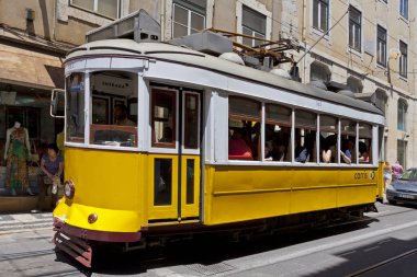 Lisbon, Portekiz - 22 Haziran 2013: Sarı tramvay yolu # 28 Lizbon sokakta. Turistler tarafından en popüler yolları biridir. Lizbon tramvay ağ 1873 yılından bu yana faaliyet