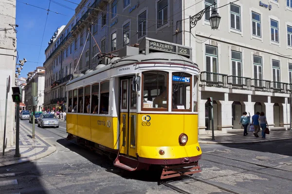Λισαβόνα Πορτογαλία Ιούνιος 2013 Κίτρινα Τραμ Της Διαδρομή Στον Δρόμο — Φωτογραφία Αρχείου