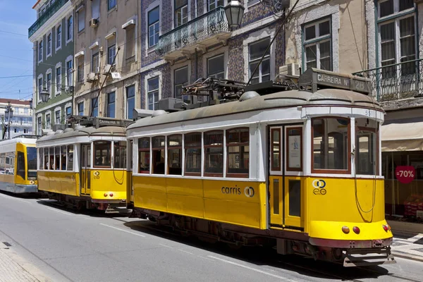 Lisboa Portugal Junho 2013 Eléctricos Amarelos Rota Rua Lisboa Uma — Fotografia de Stock