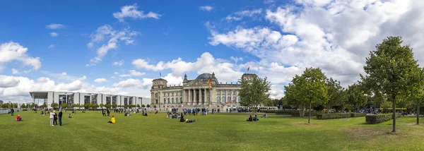 德国柏林 2017年9月20日 柏林共和国广场全景 保罗裂片房子在左边 Reichstag Bundestag 大厦在中心和 Besucherzentrum Bundestag 在权利 — 图库照片