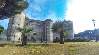 Catania, İtalya - 15 Mayıs 2018: Castello Ursino veya Castello Svevo di Catania, Catania, Sicilya kalede. 13. yüzyılda bir Kraliyet Kalesi olarak Sicilya Krallığı inşa. Zaman atlamalı. 4k Ultrahd
