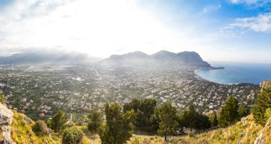 Mondello Beach (Spiaggia di Mondello) İtalya'nın Palermo, Sicilya, panoramik hava akşam görünümü. Monte Pellegrino görünümünden