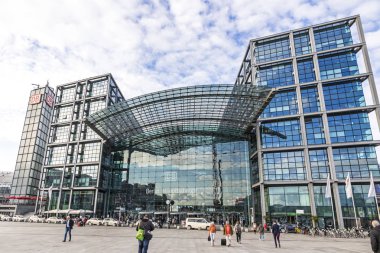 Berlin, Almanya - 20 Eylül 2017: Berlin Merkez Tren Garı (Berlin Hauptbahnhof, Berlin Hbf), Almanya, cephe görünümü. Mayıs 2006 yılında açılan İstasyonu
