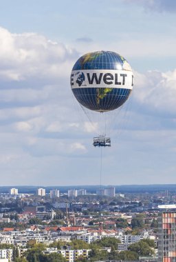 Berlin, Almanya - 22 Eylül 2017: Berlin şehir üzerinde gökyüzünde 