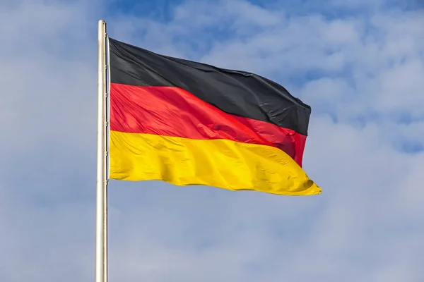 Σημαία Κυματίζει Ομοσπονδιακή Δημοκρατία Της Γερμανίας Τον Άνεμο Στην Κορυφή — Φωτογραφία Αρχείου
