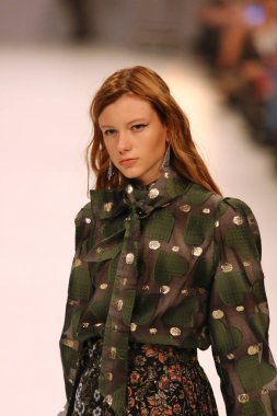 Kiev, Ukrayna - 3 Şubat 2018: Model Tasarımcısı Nadya Dzyak tarafından bir oluşturma sırasında 42 Ukrayna moda hafta sezon sonbahar/kış 2018/19 Mystetskyi Arsenal Kiev, Ukrayna sunar.