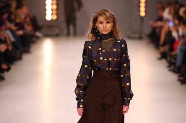 Kiev, Ukrayna - 3 Şubat 2018: Model Tasarımcısı Nadya Dzyak tarafından oluşturma 42 Ukrayna Moda Haftası sırasında sezon sonbahar/kış 2018/19 Mystetskyi Arsenal Kiev, Ukrayna mevcut