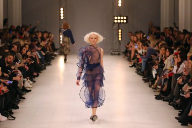 Kiev, Ukrayna - 3 Şubat 2018: Model Tasarımcısı Nadya Dzyak tarafından oluşturma 42 Ukrayna Moda Haftası sırasında sezon sonbahar/kış 2018/19 Mystetskyi Arsenal Kiev, Ukrayna mevcut