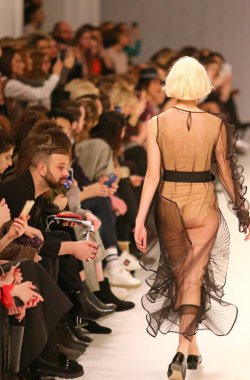 Kiev, Ukrayna - 3 Şubat 2018: Model Tasarımcısı Nadya Dzyak tarafından oluşturma 42 Ukrayna Moda Haftası sırasında sezon sonbahar/kış 2018/19 Mystetskyi Arsenal Kiev, Ukrayna mevcut