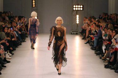 Kiev, Ukrayna - 3 Şubat 2018: Model Tasarımcısı Nadya Dzyak tarafından oluşturma 42 Ukrayna Moda Haftası sırasında sezon sonbahar/kış 2018/19 Mystetskyi Arsenal Kiev, Ukrayna mevcut