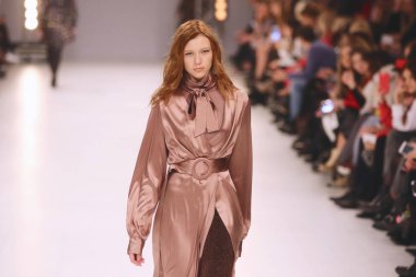 Kiev, Ukrayna - 3 Şubat 2018: Model Tasarımcısı Nadya Dzyak tarafından oluşturma 42 Ukrayna Moda Haftası sırasında sezon sonbahar/kış 2018/19 Mystetskyi Arsenal Kiev, Ukrayna mevcut