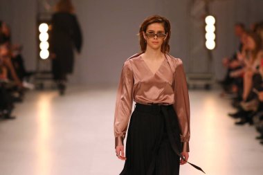 Kiev, Ukrayna - 3 Şubat 2018: Model Tasarımcısı Nadya Dzyak tarafından oluşturma 42 Ukrayna Moda Haftası sırasında sezon sonbahar/kış 2018/19 Mystetskyi Arsenal Kiev, Ukrayna mevcut