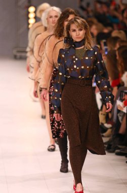 Kiev, Ukrayna - 3 Şubat 2018: Model Tasarımcısı Nadya Dzyak tarafından oluşturma 42 Ukrayna Moda Haftası sırasında sezon sonbahar/kış 2018/19 Mystetskyi Arsenal Kiev, Ukrayna mevcut