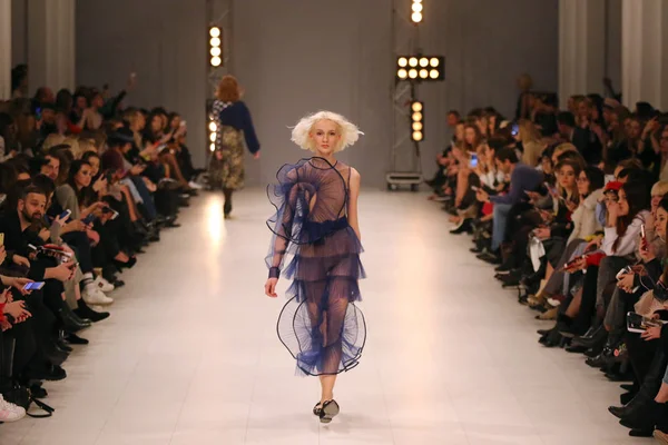 Kiev, Ukrayna - 3 Şubat 2018: Model Tasarımcısı Nadya Dzyak tarafından oluşturma 42 Ukrayna Moda Haftası sırasında sezon sonbahar/kış 2018/19 Mystetskyi Arsenal Kiev, Ukrayna mevcut