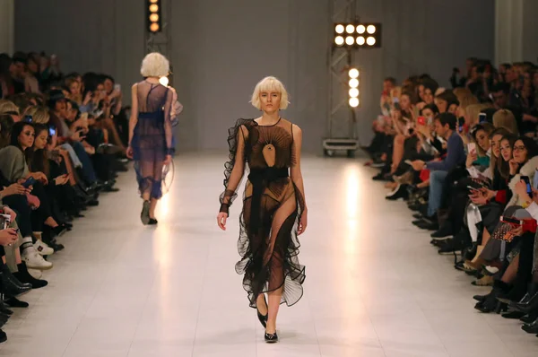 Kiev, Ukrayna - 3 Şubat 2018: Model Tasarımcısı Nadya Dzyak tarafından oluşturma 42 Ukrayna Moda Haftası sırasında sezon sonbahar/kış 2018/19 Mystetskyi Arsenal Kiev, Ukrayna mevcut