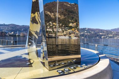 Como, İtalya - 2 Aralık 2016: Görünüm, paslanmaz çelik heykel hayat Daniel Libeskind tarafından oluşturulan elektrik Como City, Lombardiya, İtalya Como Gölü yer alan