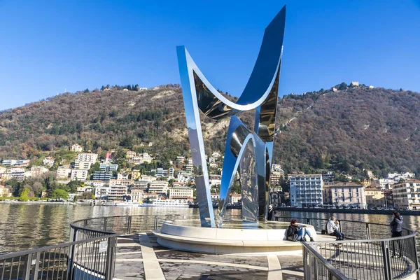 Como, İtalya - 2 Aralık 2016: Görünüm, paslanmaz çelik heykel hayat Daniel Libeskind tarafından oluşturulan elektrik Como City, Lombardiya, İtalya Como Gölü yer alan