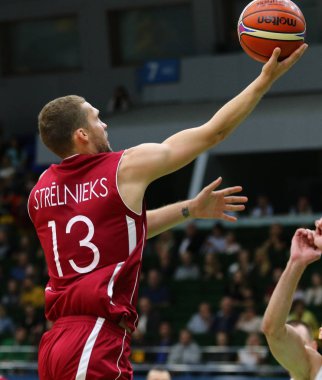 Kiev, Ukrayna - 1 Temmuz 2018: Janis Strelnieks eylem sırasında FIBA Dünya Kupası Avrupa Elemeleri 2019 oyun Ukrayna v Kiev içinde Spor Sarayı, Letonya Letonya. Letonya 93-71 kazandı