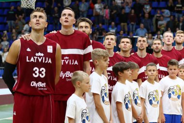 Kiev, Ukrayna - 1 Temmuz 2018: Oyuncular Milli takım, Letonya karşı Ukrayna Kiev içinde Spor Sarayı, FIBA Dünya Kupası Avrupa Elemeleri 2019 maçtan önce Milli Marşı dinle