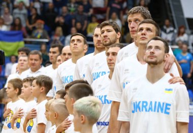 Kiev, Ukrayna - 1 Temmuz 2018: Oyuncular Milli takım, Ukrayna Kiev içinde Spor Sarayı, Letonya karşı FIBA Dünya Kupası Avrupa Elemeleri 2019 maçtan önce Milli Marşı dinle