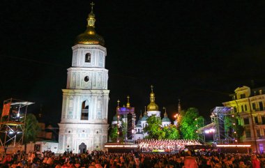 Kiev, Ukrayna - 1 Temmuz 2018: Gece görünümünü Kiev meydanda Sofiyivska sırasında kamu konser 