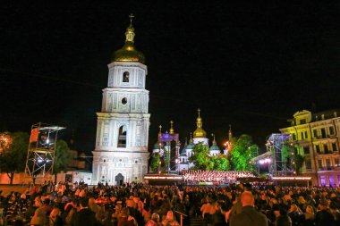 Kiev, Ukrayna - 1 Temmuz 2018: Gece görünümünü Kiev meydanda Sofiyivska sırasında kamu konser 
