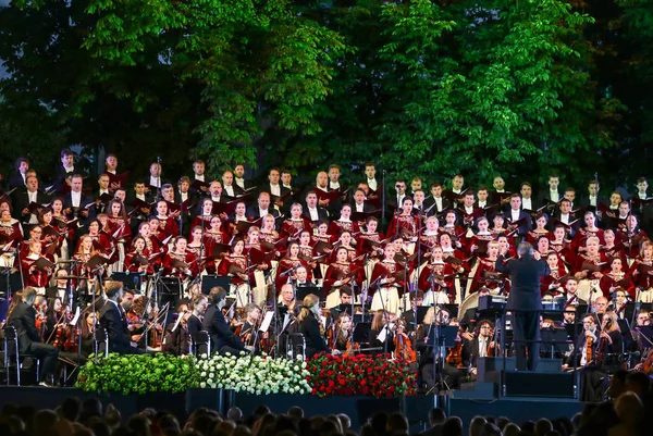 乌克兰基辅 2018年7月1日 Giovanile 路易泰勒 指挥里卡多多 和乌克兰国家歌剧合唱团演出期间在基辅的 Sofiyivska 广场音乐会上表演舞台 — 图库照片