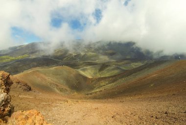 Etna Dağı, Etna Milli Parkı, Sicilya, İtalya üzerinde krater Silvestri Superiori (2001m). Silvestri Superiori - yan krater 1892 yıl patlama. Volkanik sisli manzara