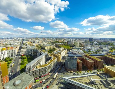 Berlin, Almanya - 22 Eylül 2017: Hava panoramik Berlin city, Almanya. Potsdamer Platz Berlin şehir merkezine gelen gökdelen manzarası görünümü