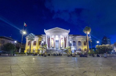 Teatro Massimo Palermo, Sicilya, İtalya için gece manzarası. Teatro Massimo Vittorio Emanuele opera İtalya en büyük ve Avrupa'nın en büyük üçüncü evim