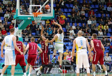 Kiev, Ukrayna - 1 Temmuz 2018: FIBA Dünya Kupası Çin 2019 Avrupa Elemeleri oyun Ukrayna'da (beyaz) v Naumova (kırmızı) adlı Spor Sarayı Kiev içinde. Letonya 93-71 kazandı