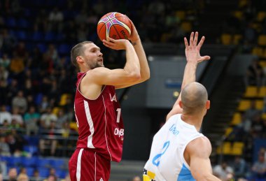 Kiev, Ukrayna - 1 Temmuz 2018: FIBA Dünya Kupası Çin 2019 Avrupa Elemeleri oyun Ukrayna v Letonya Kiev içinde Spor Sarayı, sırasında Janis Strelnieks Letonya saldırır. Letonya 93-71 kazandı