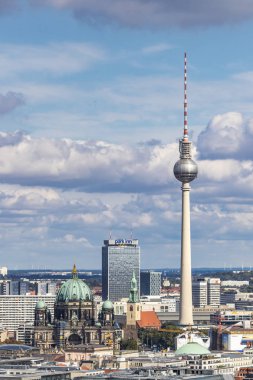 Berlin, Almanya - 22 Eylül 2017: Berlin siluetinin ile ünlü televizyon kulesi (Fernsehturm) Alexanderplatz ve Berliner Dom yaz güneşli gün, Merkezi Berlin Mitte, klasik havadan görünümü