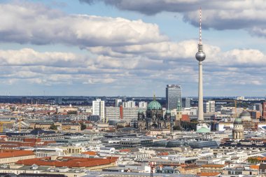 Berlin, Almanya - 22 Eylül 2017: Berlin siluetinin ile ünlü televizyon kulesi (Fernsehturm) Alexanderplatz ve Berliner Dom yaz güneşli gün, Merkezi Berlin Mitte, klasik havadan görünümü