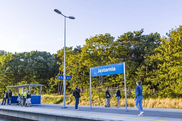 ヤスタルニャ Wczasy 鉄道駅 ありポーランド ポモージェ県にヤスタルニャの町の小さな駅でヤスタルニャ ポーランド 2015 人が待っている列車 — ストック写真
