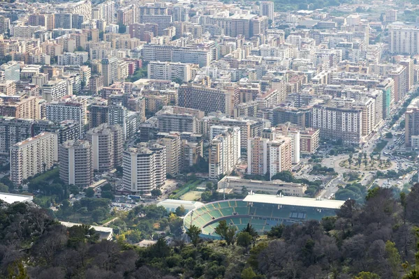 意大利西西里岛的巴勒莫鸟瞰图 体育场 Renzo 巴贝拉在前景 从芒佩莱格里诺查看 — 图库照片