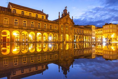 Dış gece görüntüsünü Arcada (veya Largo da Arcada) ve Lapa Kilisesi (Igreja da Lapa), yansıyan Çeşme Cumhuriyet Meydanı (Praça da Republica) Braga, Portekiz