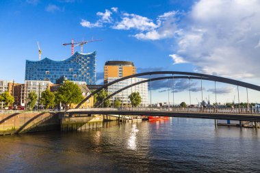 Hamburg, Almanya - 25 Haziran 2014: Hamburg Ambarlar şehir bölgesi (Speicherstadt). Bina, Elbphilharmonie (Elbe Filarmoni salonu) arka plan üzerinde. Ön plan köprüde Niederbaumbrucke