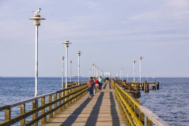 Ahlbeck, Almanya - 5 Temmuz 2014: Ahlbeck rıhtıma (Seebrucke Ahlbeck) - zevk pier Ahlbeck Usedom Adası üzerinde yer alan. Almanya'da en eski iskele. Baltık Denizi içine 280 metre için uzanıyor