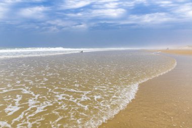 Atlantic coast Fransa Lacanau-Okyanusu, Bordeaux, Fransa yakın okyanus plaj. Rüzgarlı ve bulutlu yaz gün