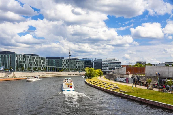 Berlin Duitsland Juli 2014 Rondvaartboten Rivier Spree Een Zonnige Zomerdag — Stockfoto